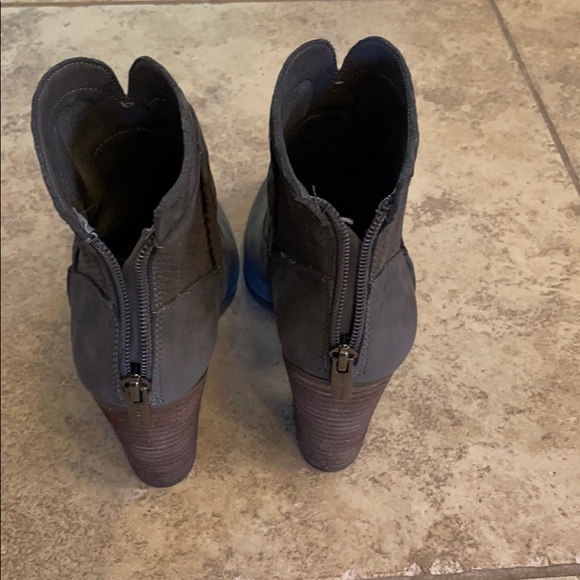 Vince Camuto Fretzia ankle booties - Picture 4 of 10